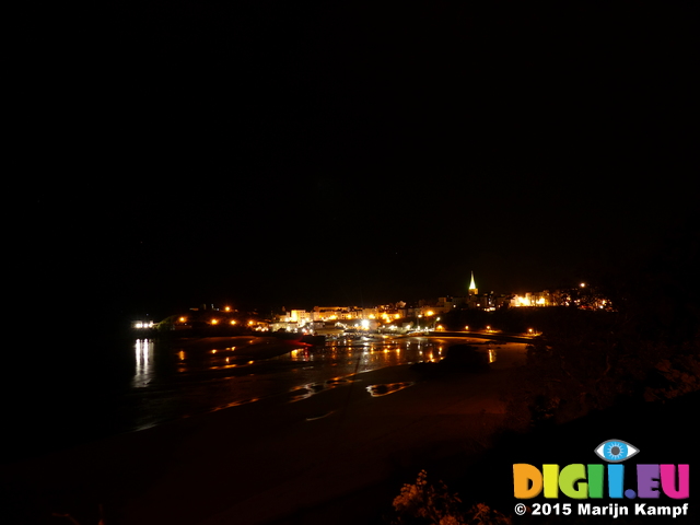 FZ021015 Tenby harbour at night